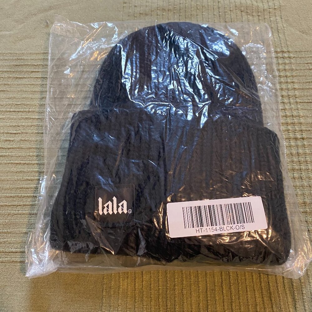 Grunge Chic Label Beanie in Black